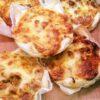 Mini quiches individuelles dorées, cuites en caissette — traiteur français Poc a Pots Barcelone