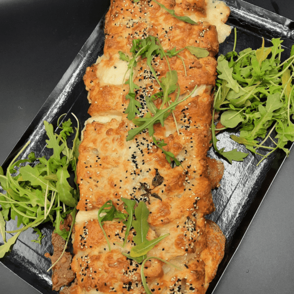 Brioche salée Jambon Ibérique, tomates, Mozzarella, sésame