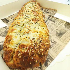 Brioche salée entière au sésame, à partager — traiteur français Poc a Pots Barcelone