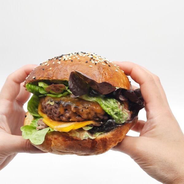 Burger de boeuf au Cheddar et oignons confits