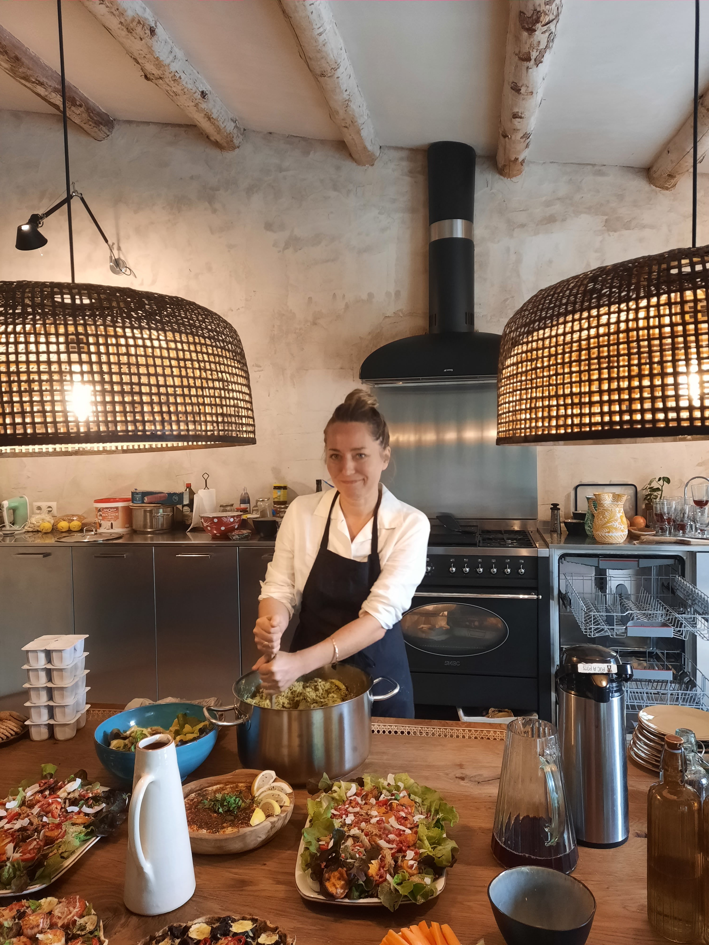 Virginie Rocher, cheffe française, dresse un buffet d’entreprise à Barcelone