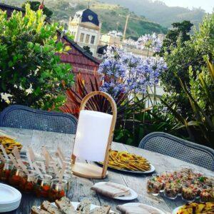 Buffet dressé en terrasse pour un événement privé haut de gamme à Barcelone