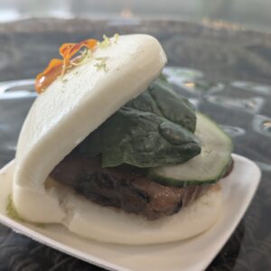 Bao de ceviche de saumon sauvage et ail noir
