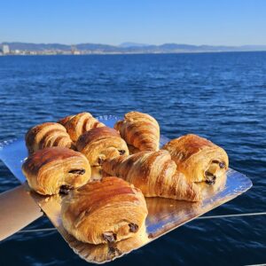 Plateau viennoiseries skyline Barcelone