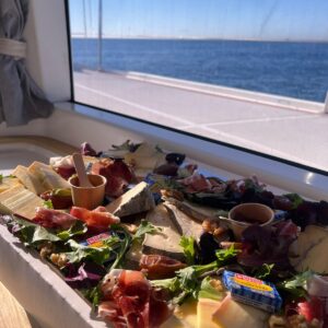 Plateau fromages charcuterie sur catamaran