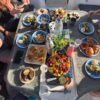 Brunch Charter Poca Pots — table dressée à bord, vue plongée