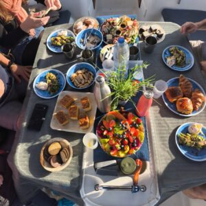 Brunch Charter Poca Pots — table dressée à bord, vue plongée