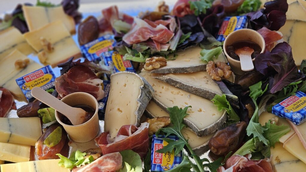 Charter Pica Pica de firma — plateau fromages affinés et jamón