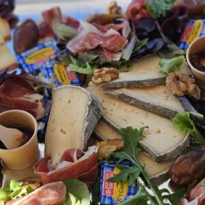 Charter Pica Pica de firma — plateau fromages affinés et jamón