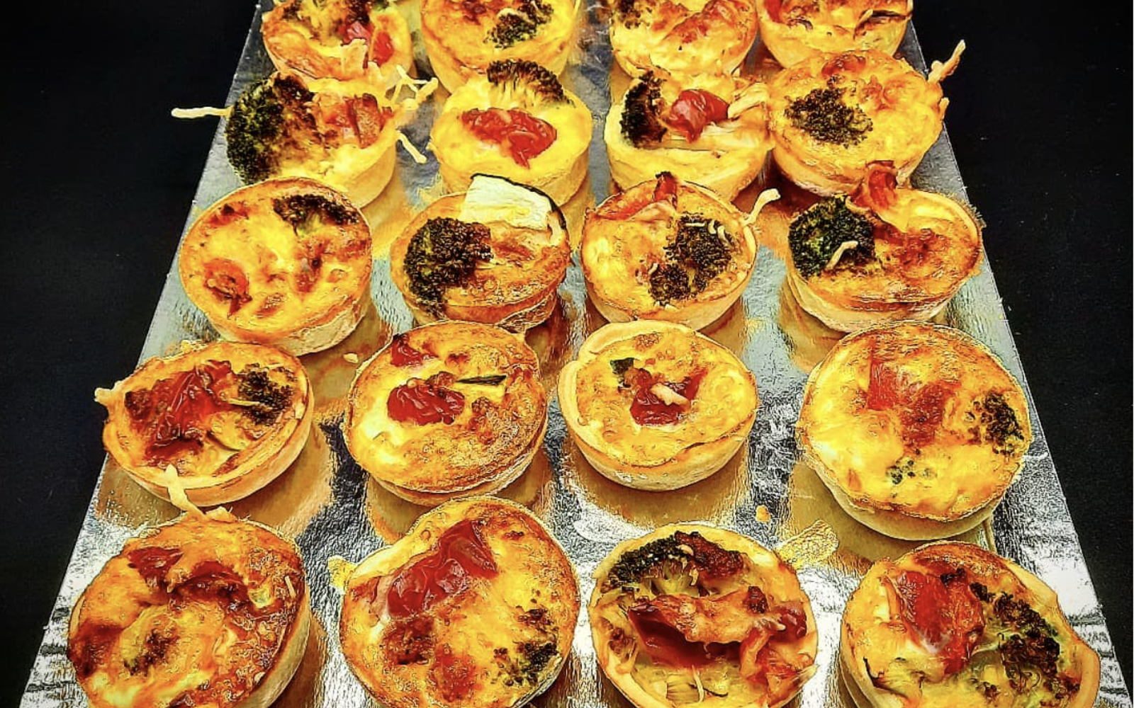 Tartelettes salées dressées pour l'apéritif gourmand en mer
