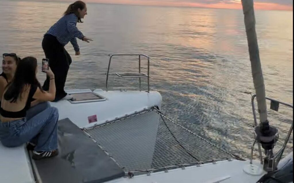Apéritif au coucher du soleil sur un voilier privé à Barcelone