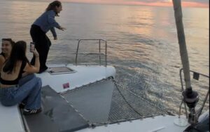 Apéritif au coucher du soleil sur un voilier privé à Barcelone