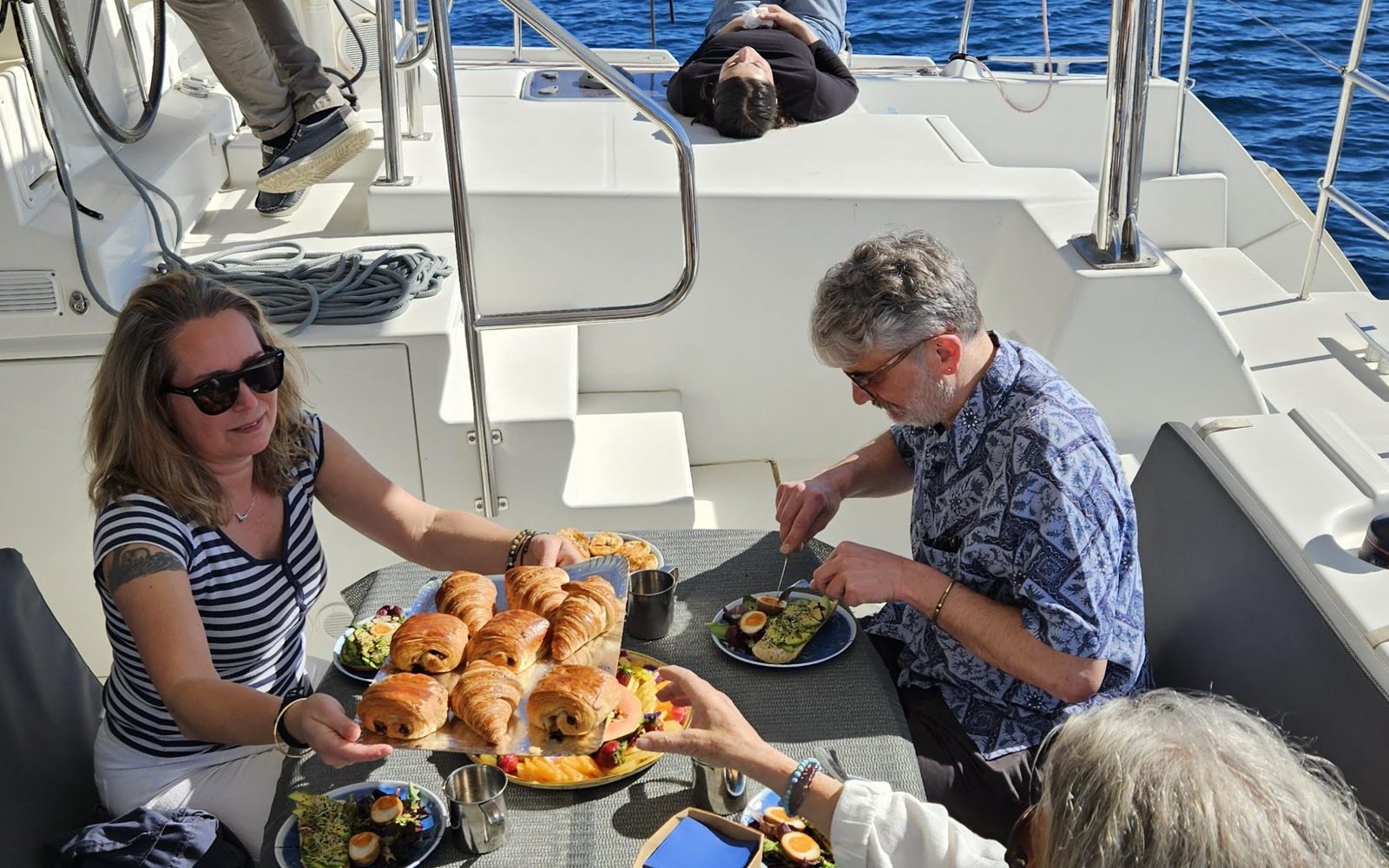 Viennoiseries et plateau gourmand servis à bord face à la mer