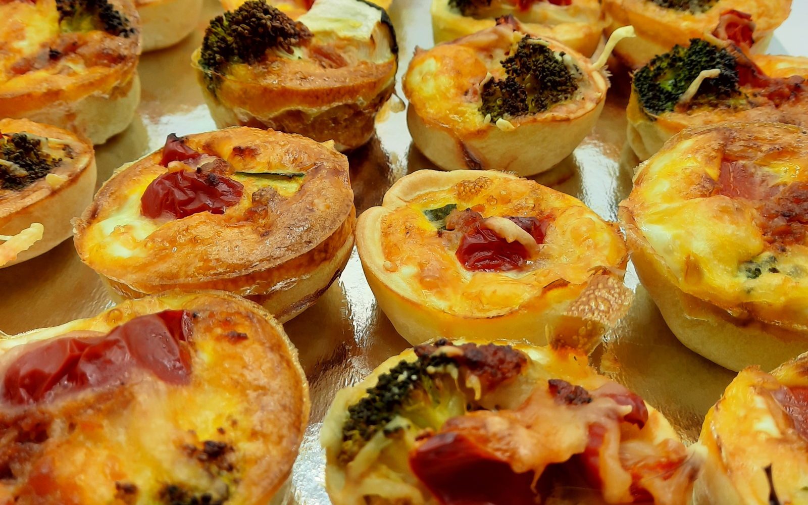 Mini-quiches dorées du brunch français à bord