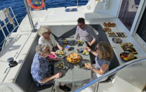 Brunch français dressé sur le pont d'un voilier à Barcelone