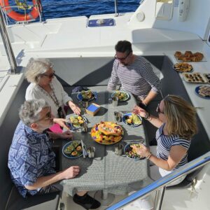 Brunch français servi à bord d’un voilier à Barcelone