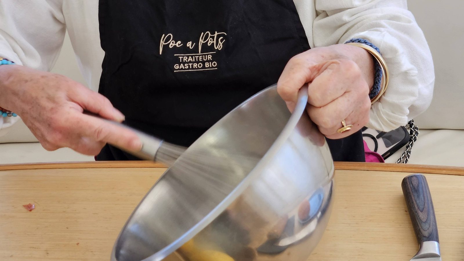 Préparation à bord, tablier Poc a Pots Traiteur Gastro Bio