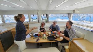 Cours de cuisine à bord d'un catamaran privé à Barcelone avec la cheffe Virginie Rocher