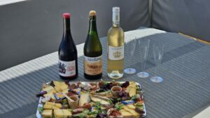 Trois vins naturels et planche de fromages pour la dégustation à bord