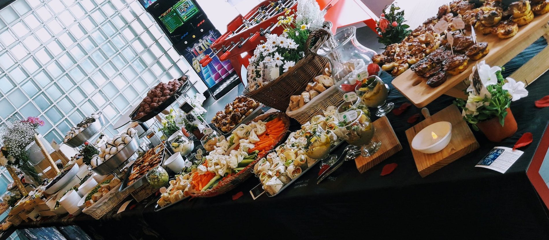 Buffet dressé en enfilade sur des présentoirs en bois pour une réception d'entreprise