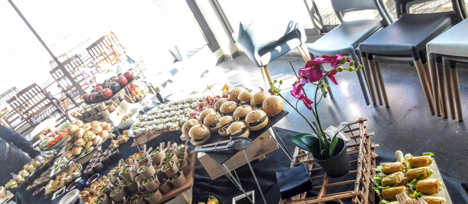 Buffet d’entreprise dressé par Poc a Pots dans des bureaux à Barcelone