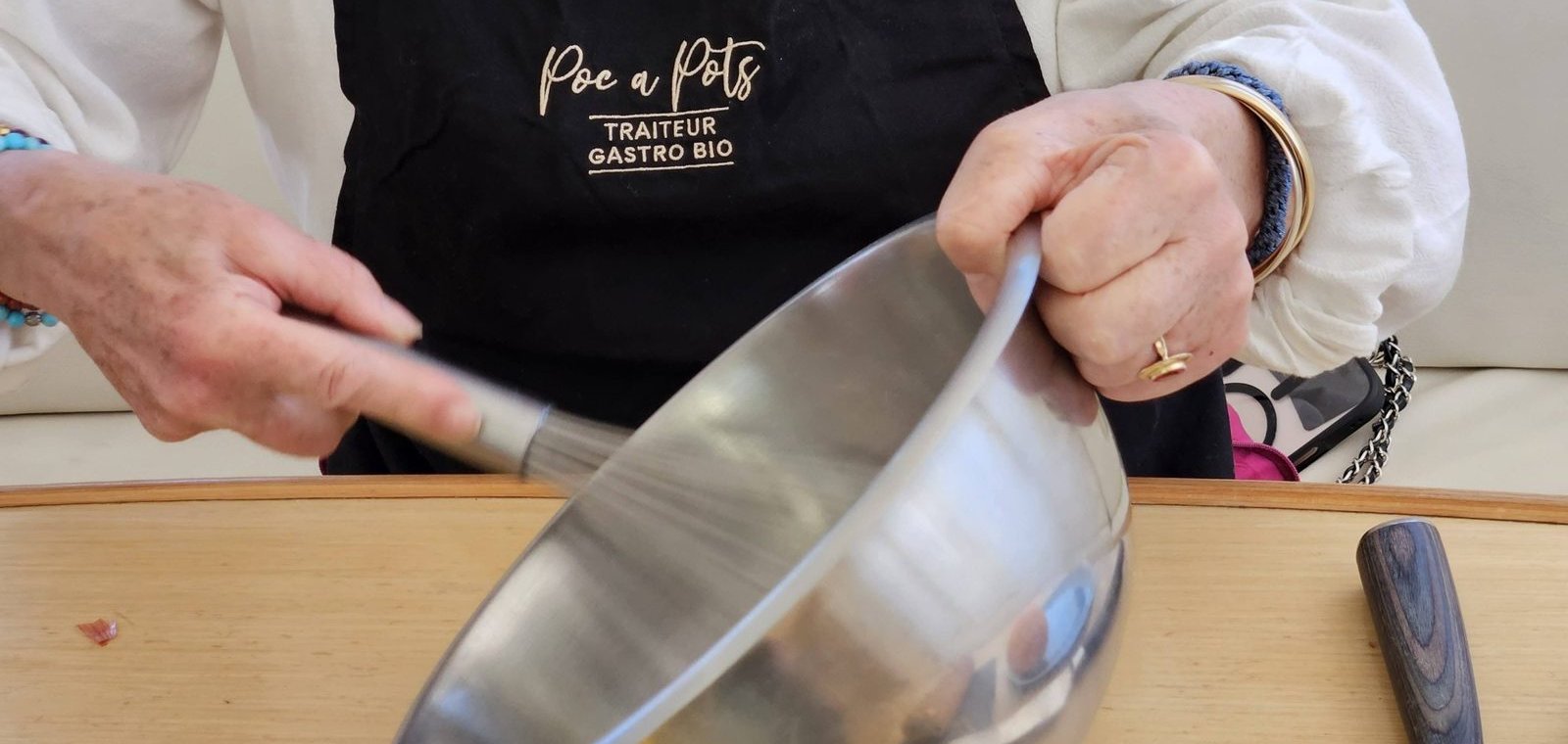 La cheffe en tablier Poc a Pots prépare un plat en cuisine à Barcelone