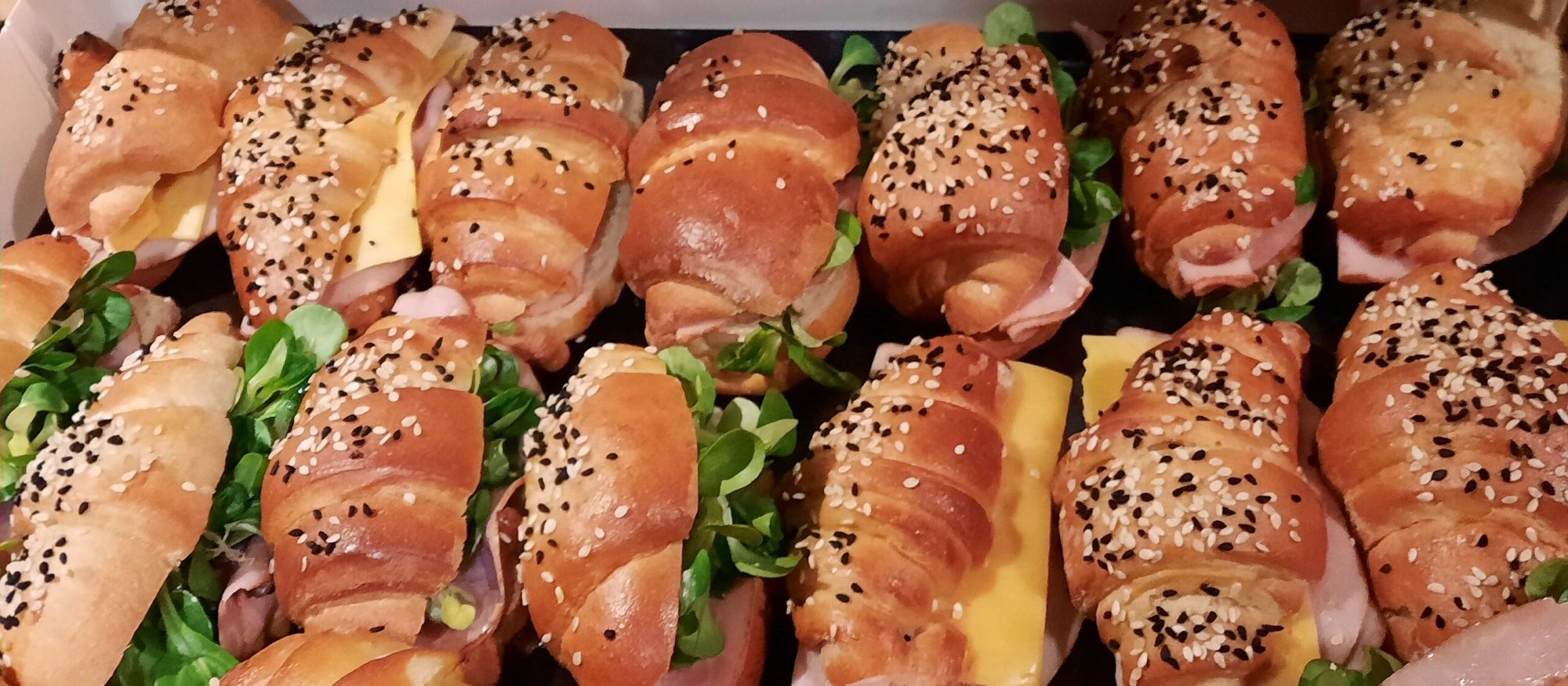 Plateau de mini-viennoiseries garnies jambon, fromage et mâche, préparé par Poc a Pots à Barcelone