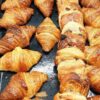 Croissants i napolitanes de xocolata disposats sobre una pissarra