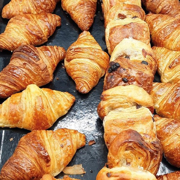 Croissants et pains au chocolat dressés sur une ardoise