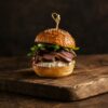 Mini burger de magret de canard, crème de chèvre et roquette, pain brioché au sésame