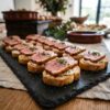 Toasts de magret de canard et crème de chèvre en bouchées