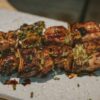 Yakitoris de poulet grillés en brochettes
